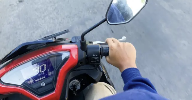Bagaimana Cara Mengerem Motor Matic yang Benar?
